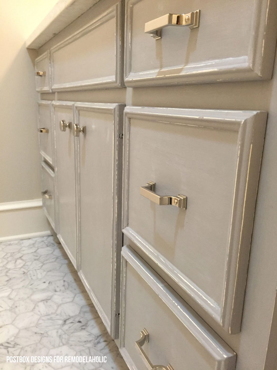 striking! Bath makeover using Chalk Paint® to update a vanity @Bekob