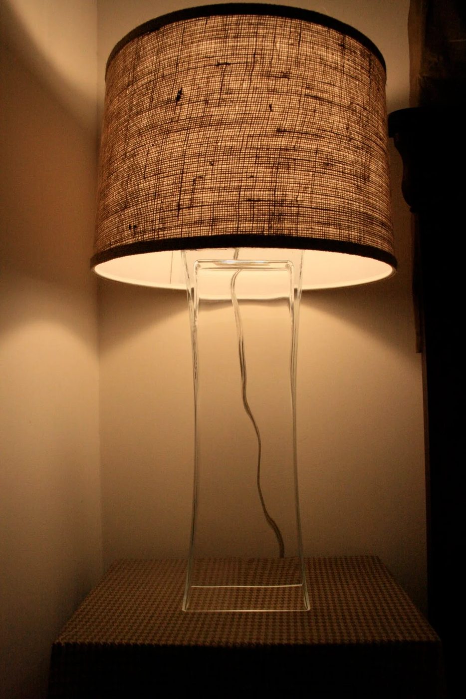 use a vase to make a lamp, featured on Bekob