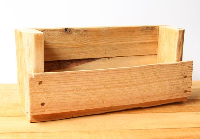 pallet-charging-station-apieceofrainbowblog (2)