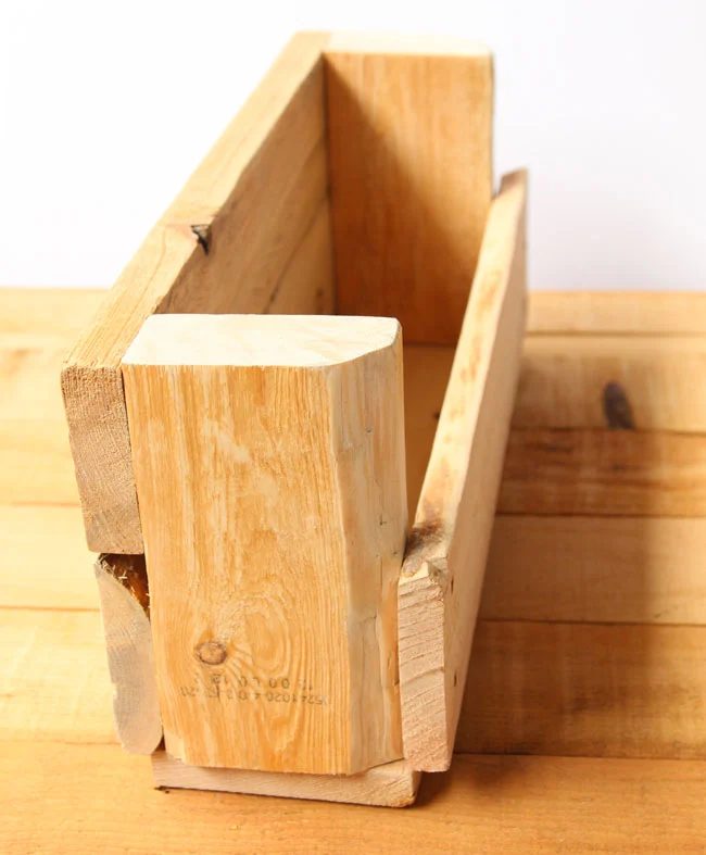 pallet-charging-station-apieceofrainbowblog (4)