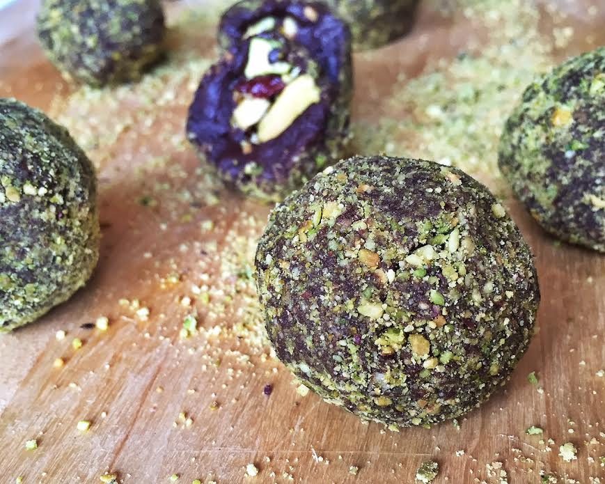 Chocolate Pistachio Truffles | FOODIEaholic.com #recipe #cooking #dessert #treats #bites #truffles #chocolate #pistachio
