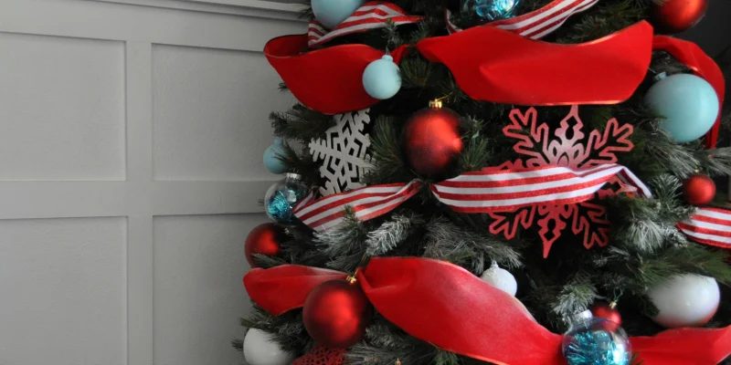 Decorate a Christmas Tree Like a Professional, but on a modest-cost