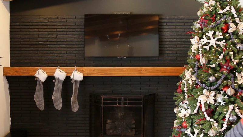 Looking to decorate your mantel for Christmas, but aren't sure where to start? Try these tips for creating a whimsical and rustic Christmas Mantel featured on Bekob.com