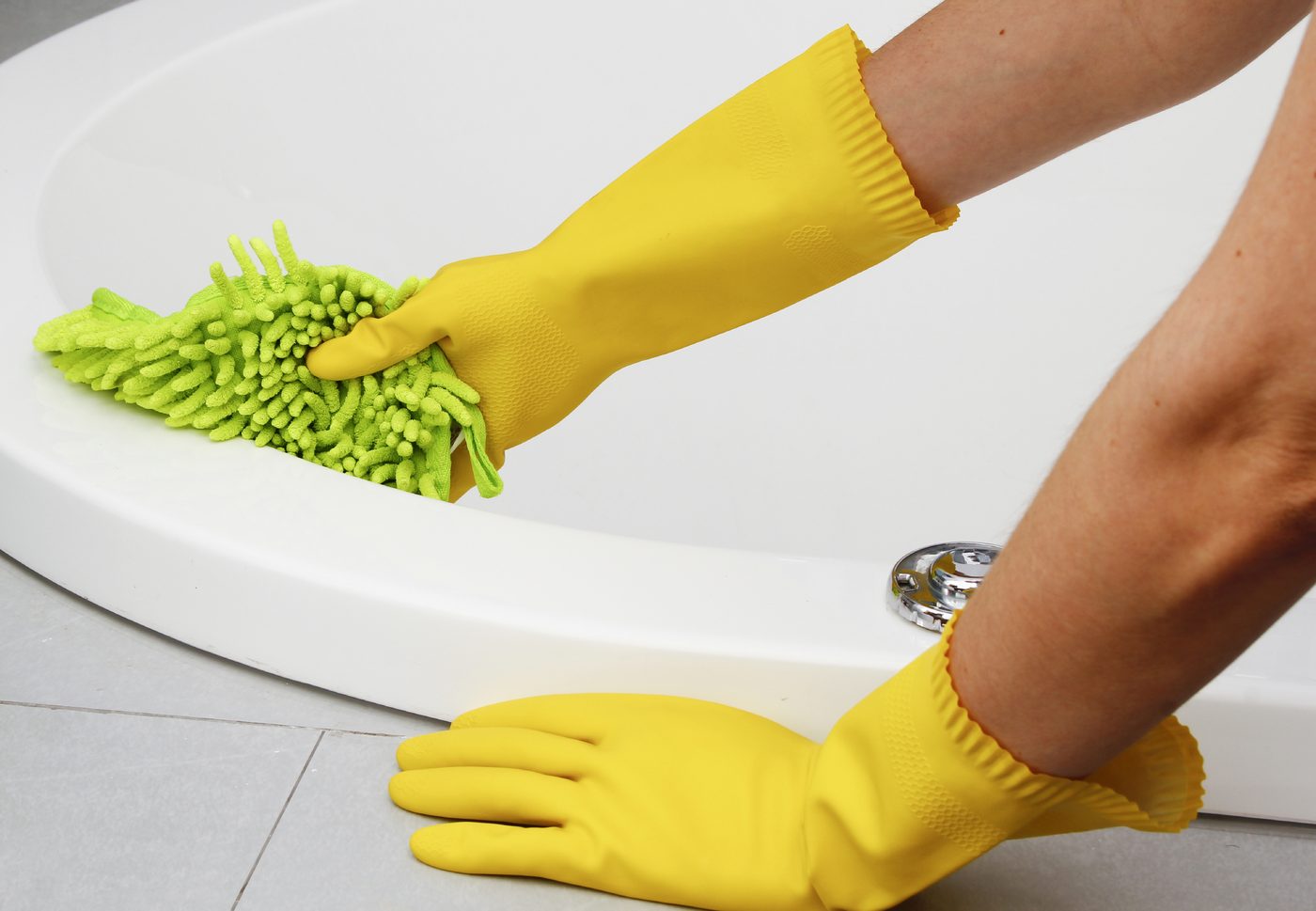 Cleaning the bathroom isn't always fun, but it can be straightforward. Here are some great tips for how to clean your bathroom using Clorox Bleach via @tipsaholic #cleaning #bathro