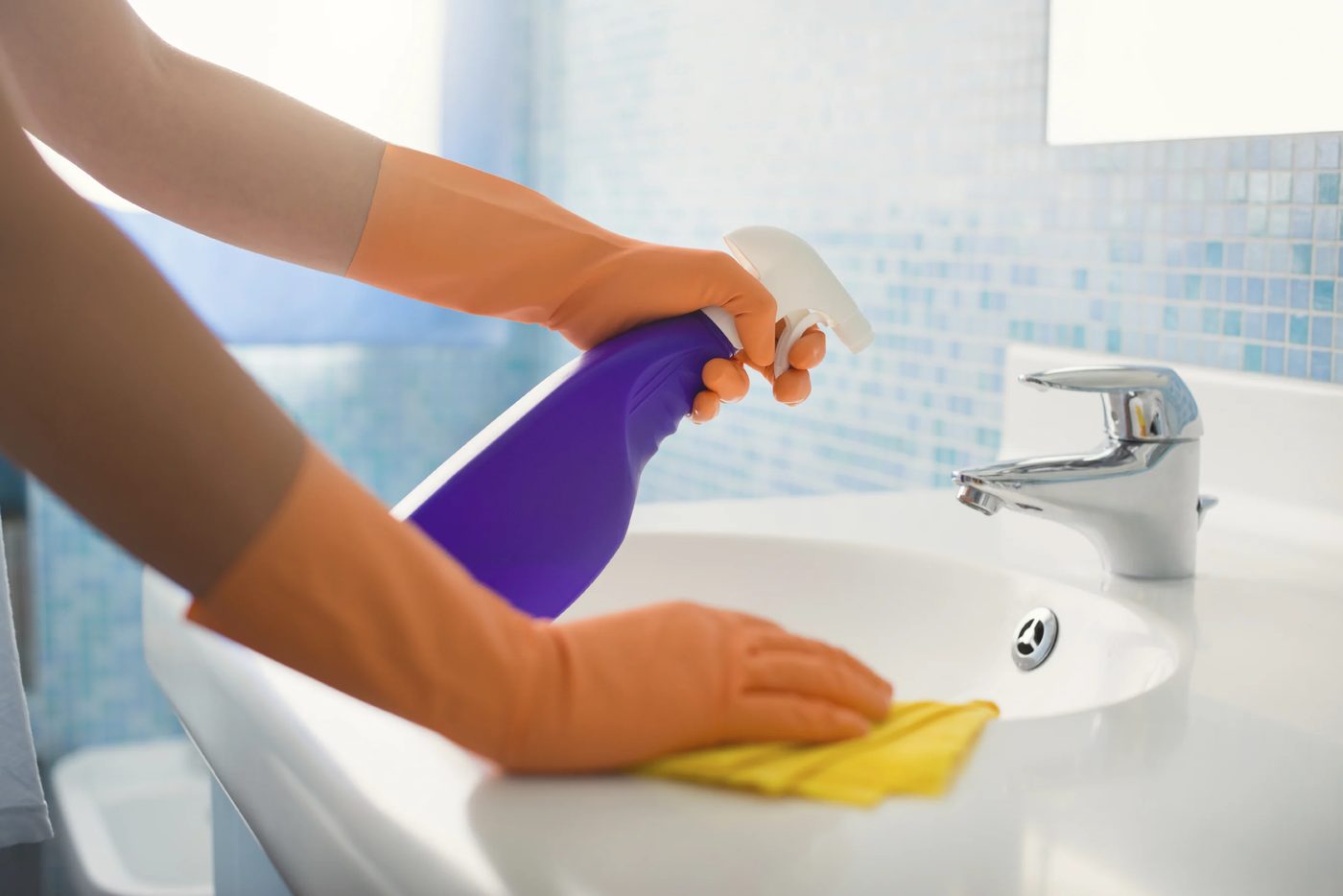 Clean a Bathroom Using Clorox Bleach
