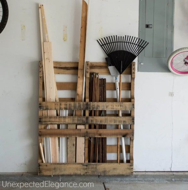 Garage organization and 16 clever organization pallet hacks featured on Bekob.com