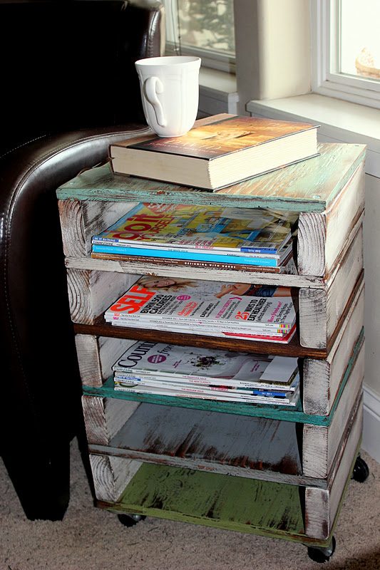 Pallet magazine rack and 16 clever organization pallet hacks featured on Bekob.com