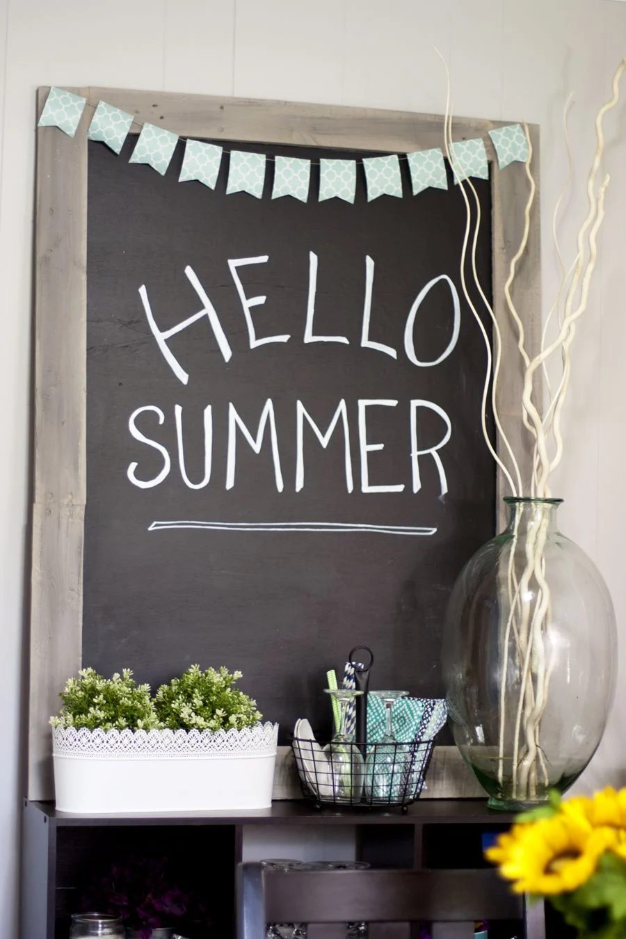 Pallet chalkboard and 16 clever organization pallet hacks featured on Bekob.com