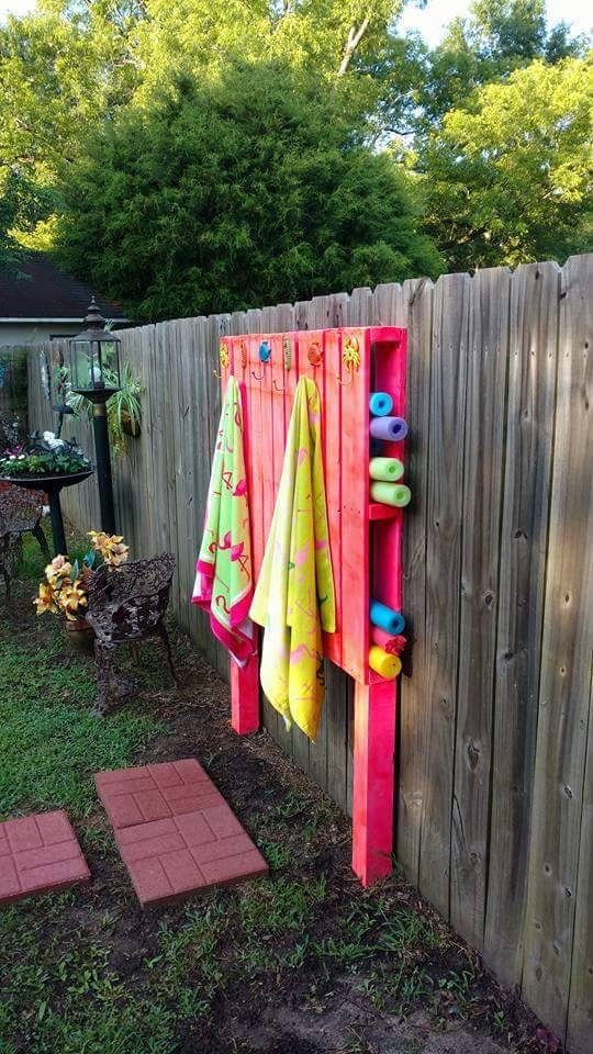 16 clever organization pallet hacks featured on Bekob.com