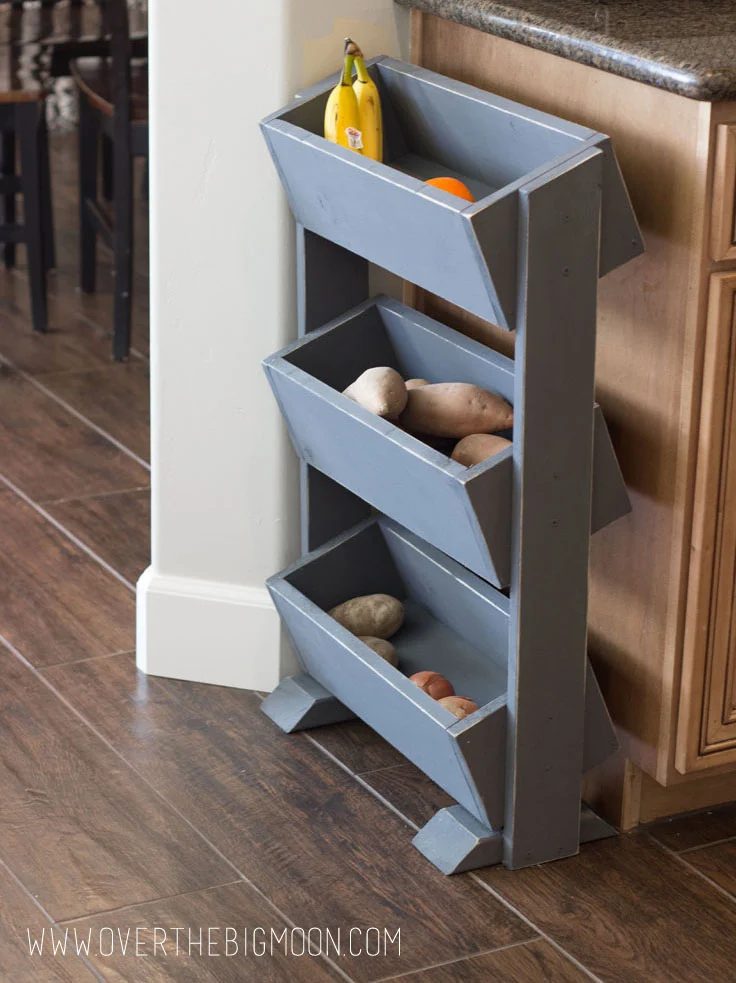 Pallet produce stand and 16 clever organization pallet hacks featured on Bekob.com