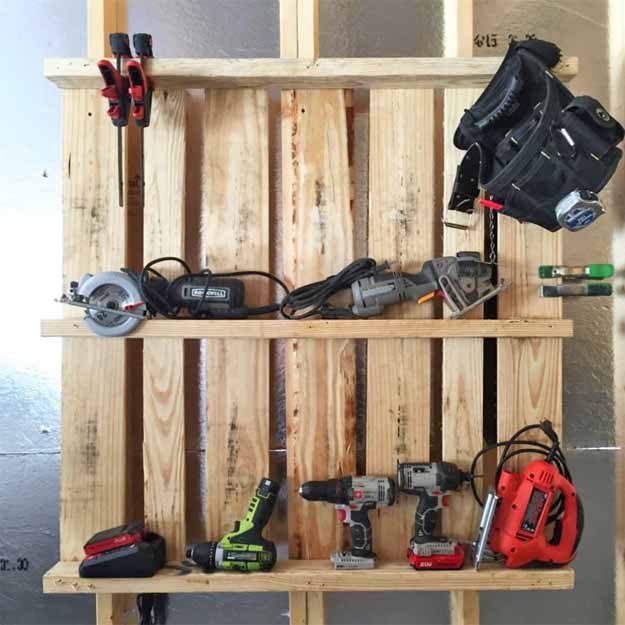 16 clever organization pallet hacks featured on Bekob.com tool organizer