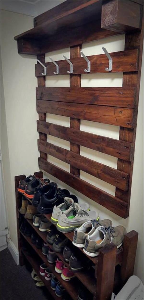 Hallway Coat Rack out of pallets and 16 clever organization pallet hacks featured on Bekob.com