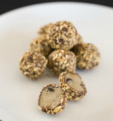 Cookie Dough and Hazelnut Truffles | FOODIEaholic.com #recipe #cooking #dessert #treat #bite #cookiedough #hazelnut #Nutella #truffles