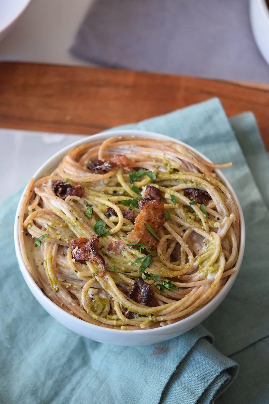 The well fitted straightforward comfort food recipe for dinner. Creamy Pesto Pasta via Bekob.com