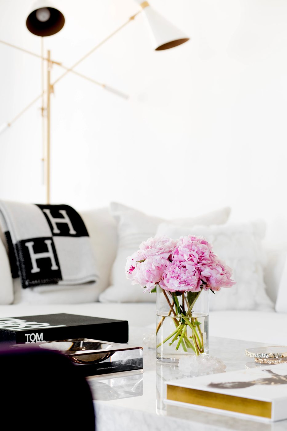 Lovely neutral black and white living room (designed by Tamara Magel via @Bekob)