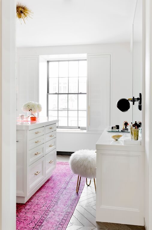 Love it! Neutral white room with black accents and a bright rug (designed by Tamara Magel via @Bekob)