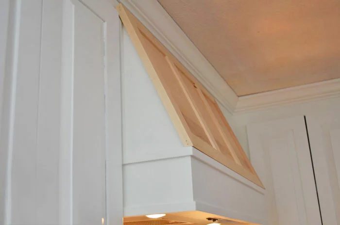 How to create a Custom Storage Range Hood via @Bekob #kitchenstorage #whitekitchen #DIYkitchen #rangehood on Bekob.com