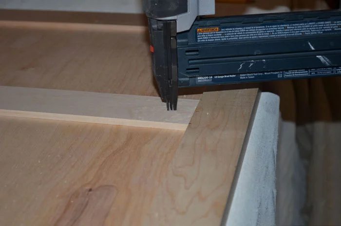 How to create a Custom Storage Range Hood via @Bekob #kitchenstorage #whitekitchen #DIYkitchen #rangehood on Bekob.com