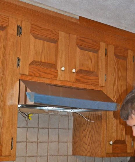 How to create a Custom Storage Range Hood via @Bekob #kitchenstorage #whitekitchen #DIYkitchen #rangehood on Bekob.com
