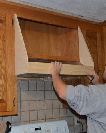 How to create a Custom Storage Range Hood via @Bekob #kitchenstorage #whitekitchen #DIYkitchen #rangehood on Bekob.com