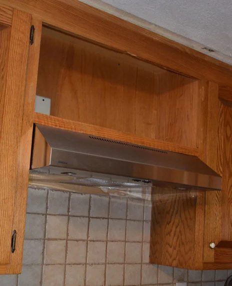 How to create a Custom Storage Range Hood via @Bekob #kitchenstorage #whitekitchen #DIYkitchen #rangehood on Bekob.com