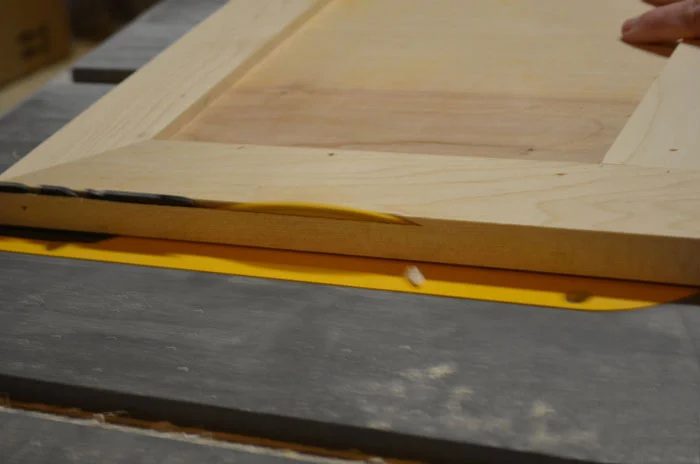 How to create a Custom Storage Range Hood via @Bekob #kitchenstorage #whitekitchen #DIYkitchen #rangehood on Bekob.com