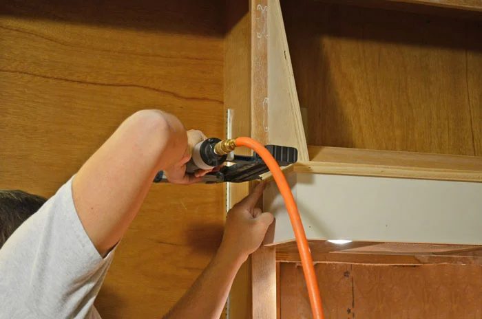 How to create a Custom Storage Range Hood via @Bekob #kitchenstorage #whitekitchen #DIYkitchen #rangehood on Bekob.com