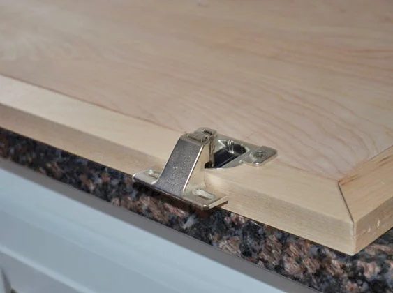 How to create a Custom Storage Range Hood via @Bekob #kitchenstorage #whitekitchen #DIYkitchen #rangehood on Bekob.com