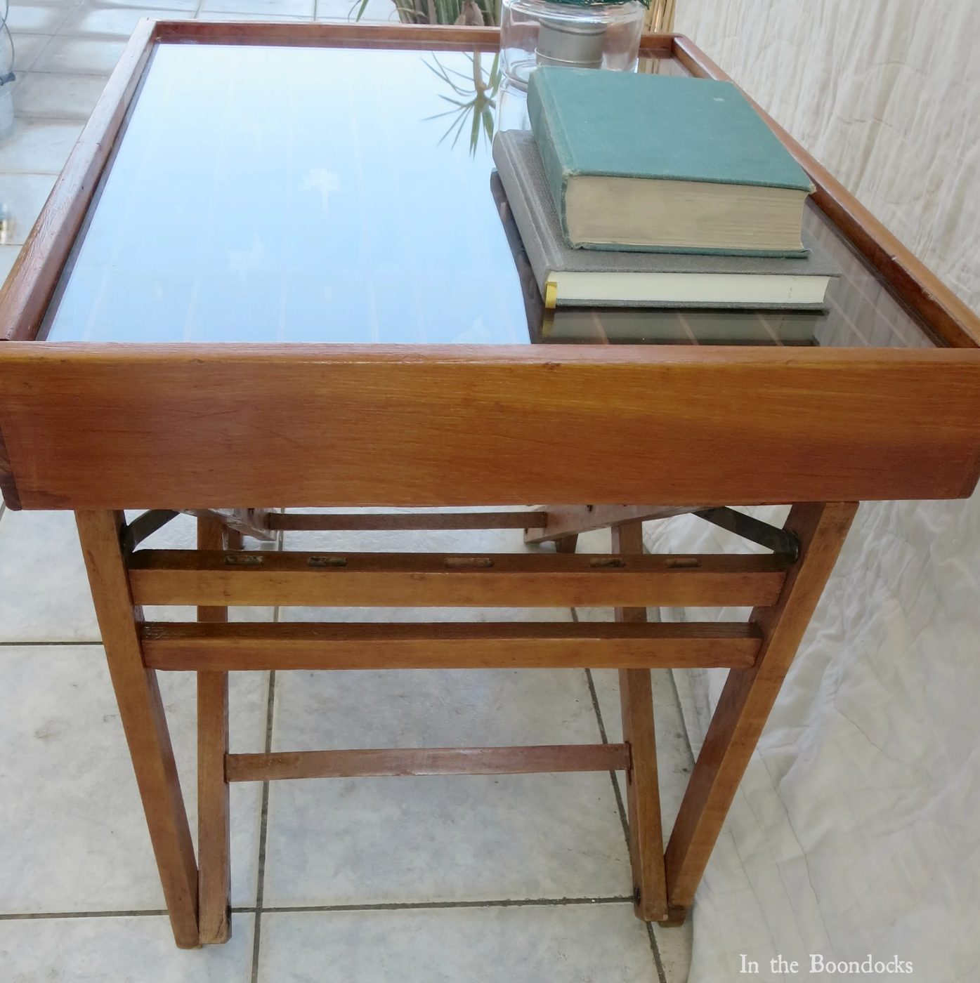 upcycled broken director's chair and cassette tape organizer into a strong display table - In The Boondocks on Bekob (9)