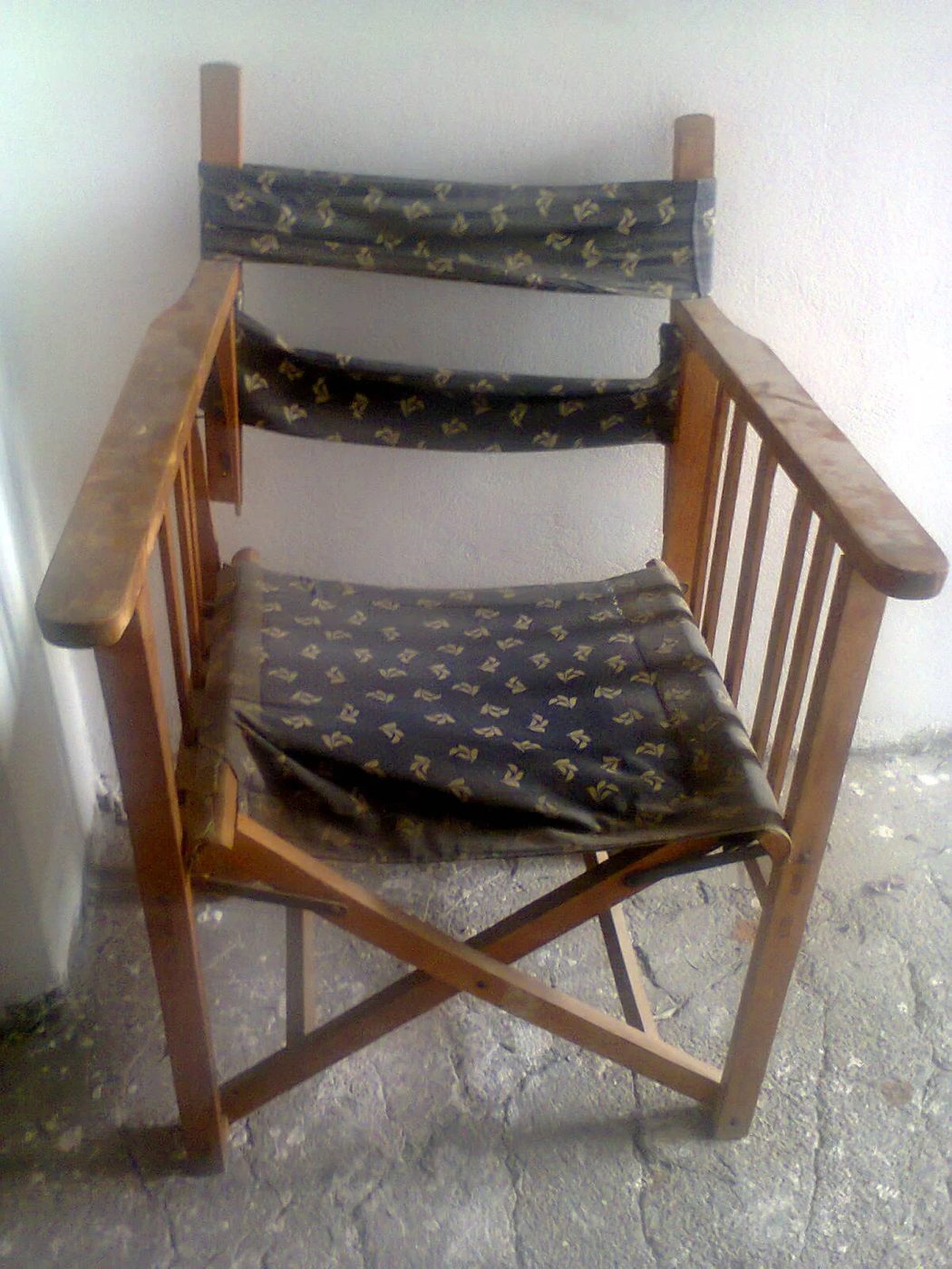 upcycled broken director's chair and cassette tape organizer into a strong display table - In The Boondocks on Bekob (12)