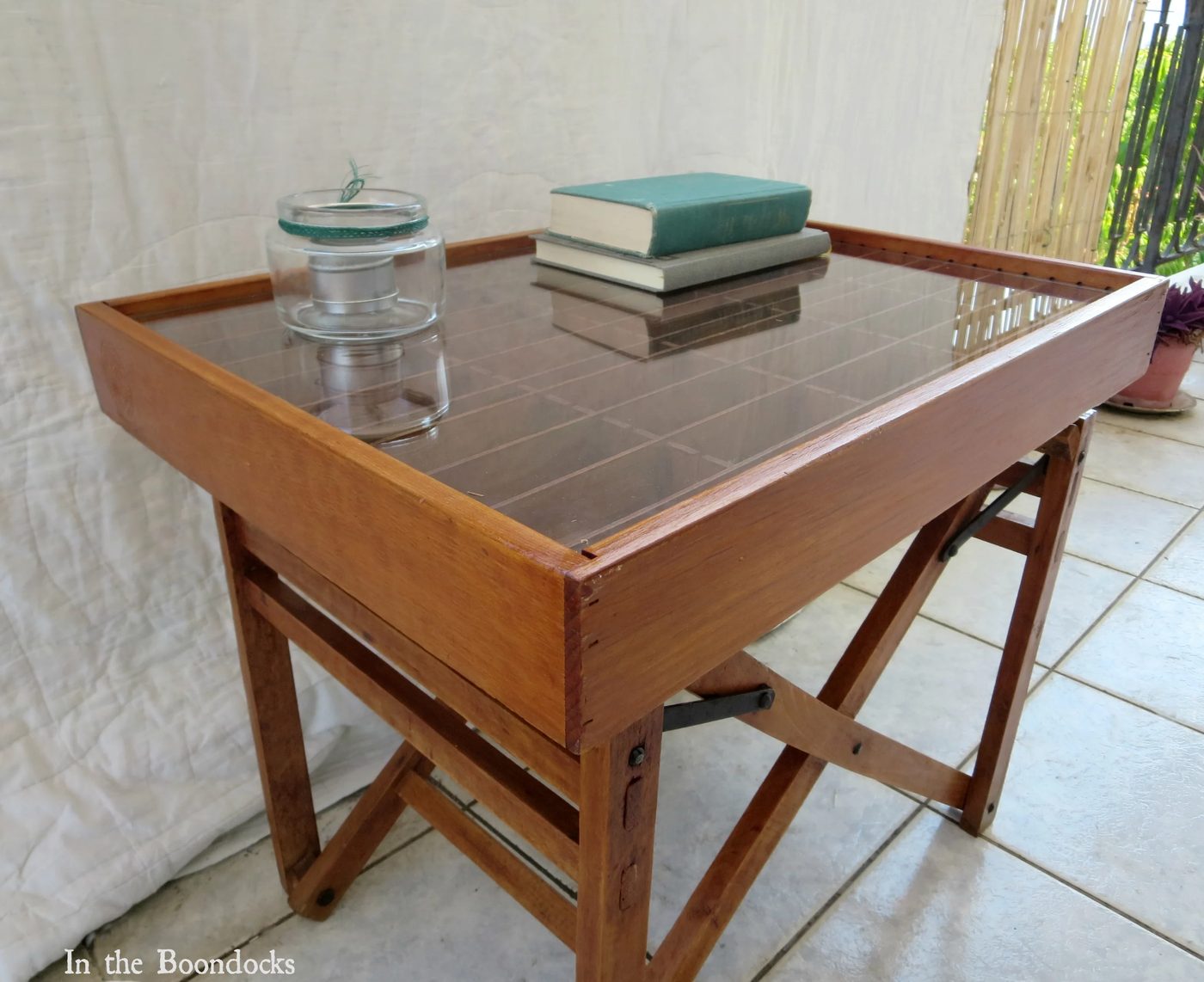 upcycled broken director's chair and cassette tape organizer into a strong display table - In The Boondocks on Bekob (7)