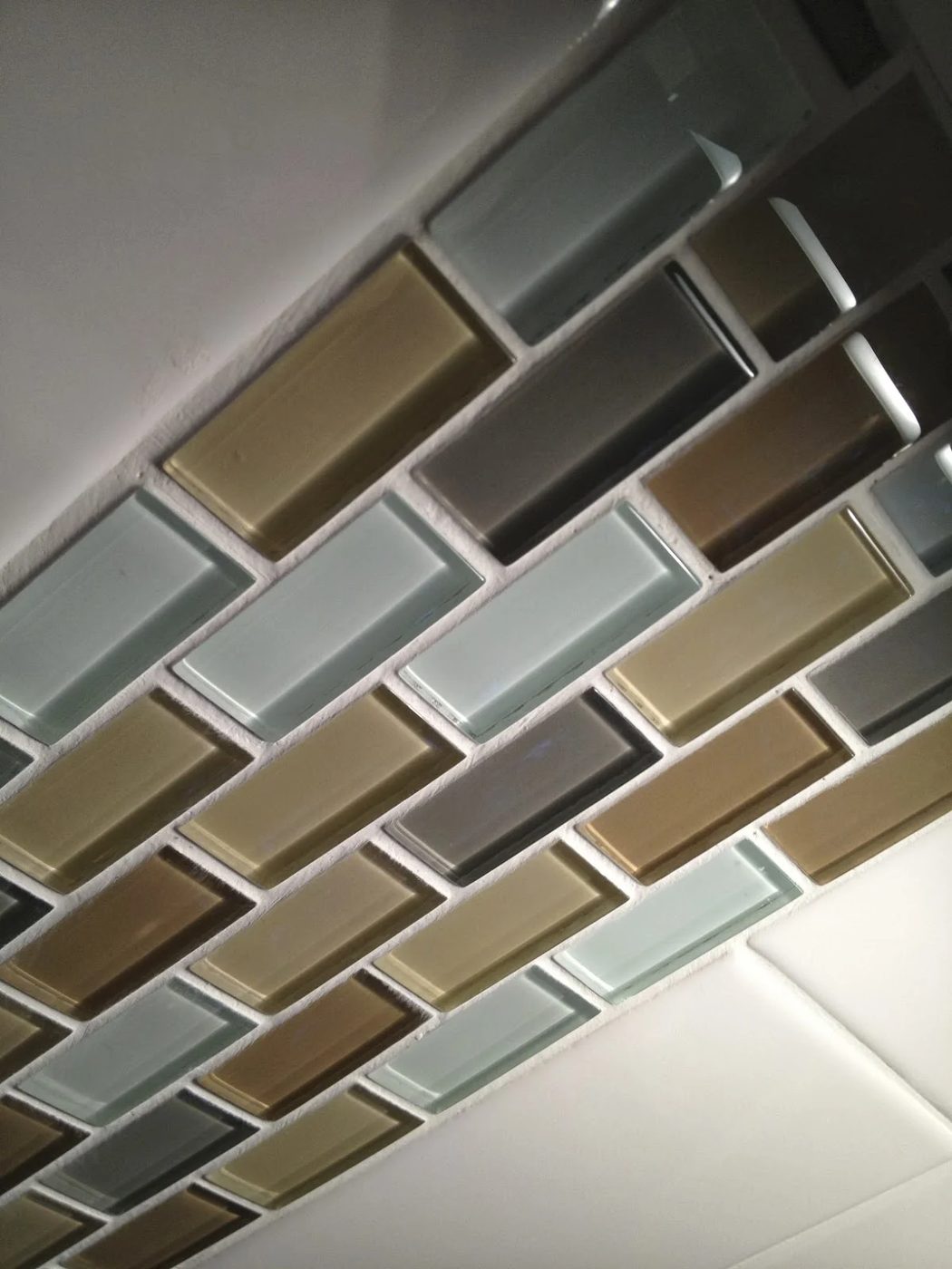 glass accents in a tile backsplash, SoPo Cottage featured on Bekob
