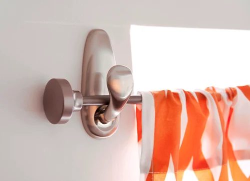Living in a Nutshell adhesive wall hooks to hang curtain rods via Bekob