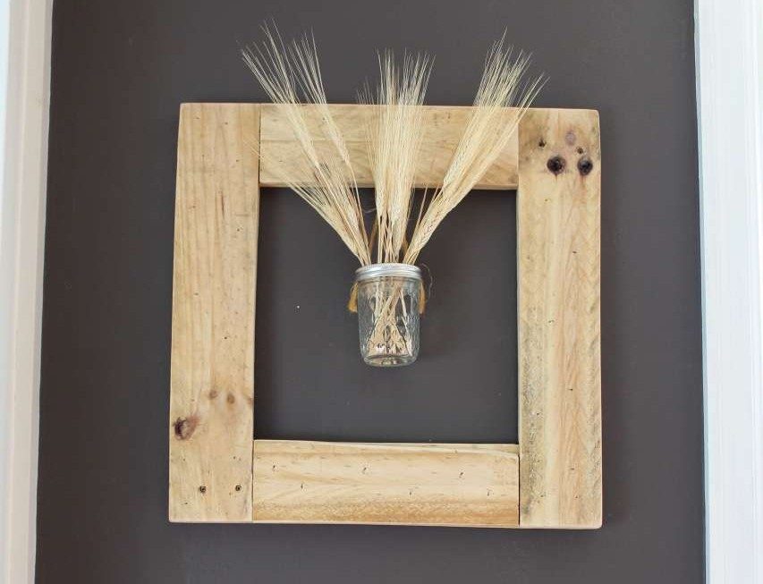 creative-handmade-pallet-projects-square-pallet-wood-picture-frame-wreath-lehman-lane