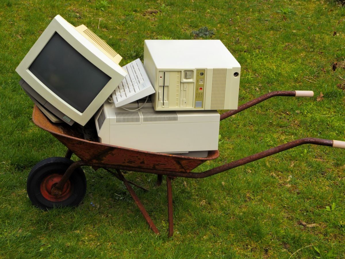 Old Electronics Shutterstock 273326015