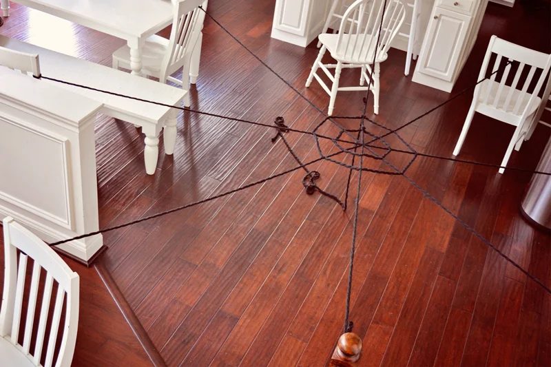 How to make an extra large spider web | straightforward decor for a Halloween party: an oversized yarn spiderweb, so straightforward to make but such a big impact! | direct Hallowe