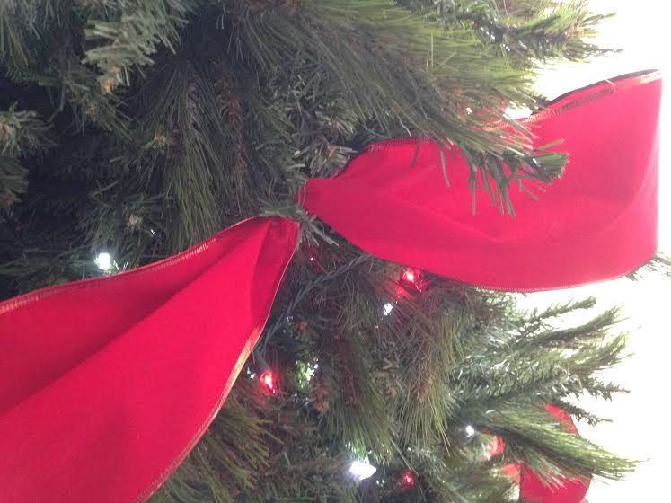 Attaching ribbon to the Christmas tree #sawdust2stitches #Bekob