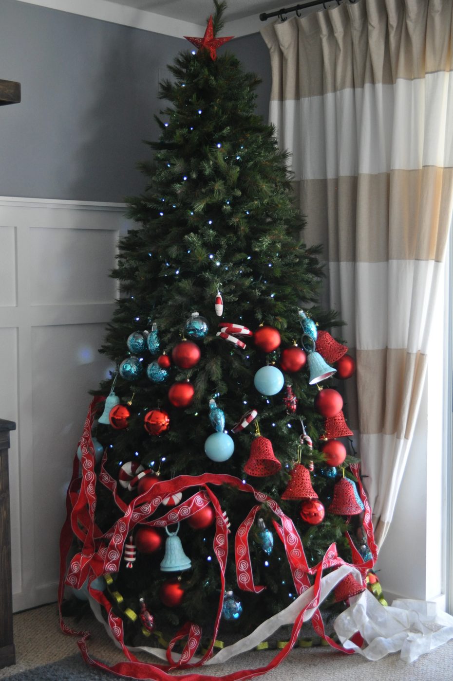 How to Decorate a Christmas Tree (like a professional) @Bekob #sawdust2stitches