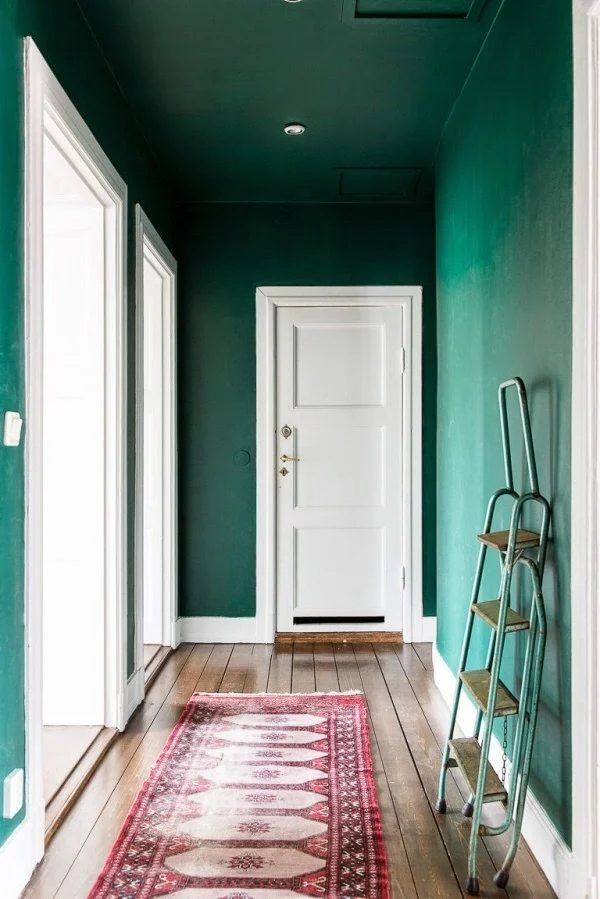A minimalist home doesn't mean a boring home. Use these tips to decorate walls in your home while keeping things minimalist and direct. How to Decorate Walls as a Minimalist ~ Tips