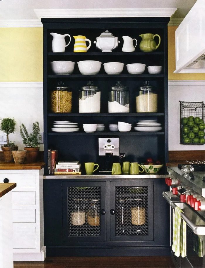 black painted kitchen hutch (Susan Serra, kitchendesigner)