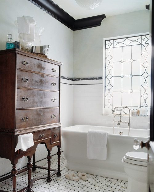 black crown molding in a black and white bathroom (Houzz via HP)