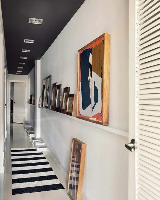 black hallway ceiling, photo ledge (via Apartment Therapy)