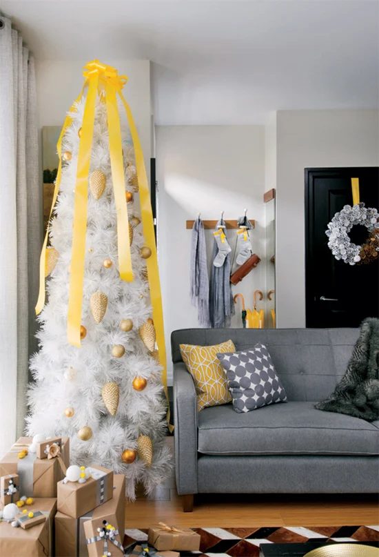 minimalist yellow and white christmas tree via @Bekob