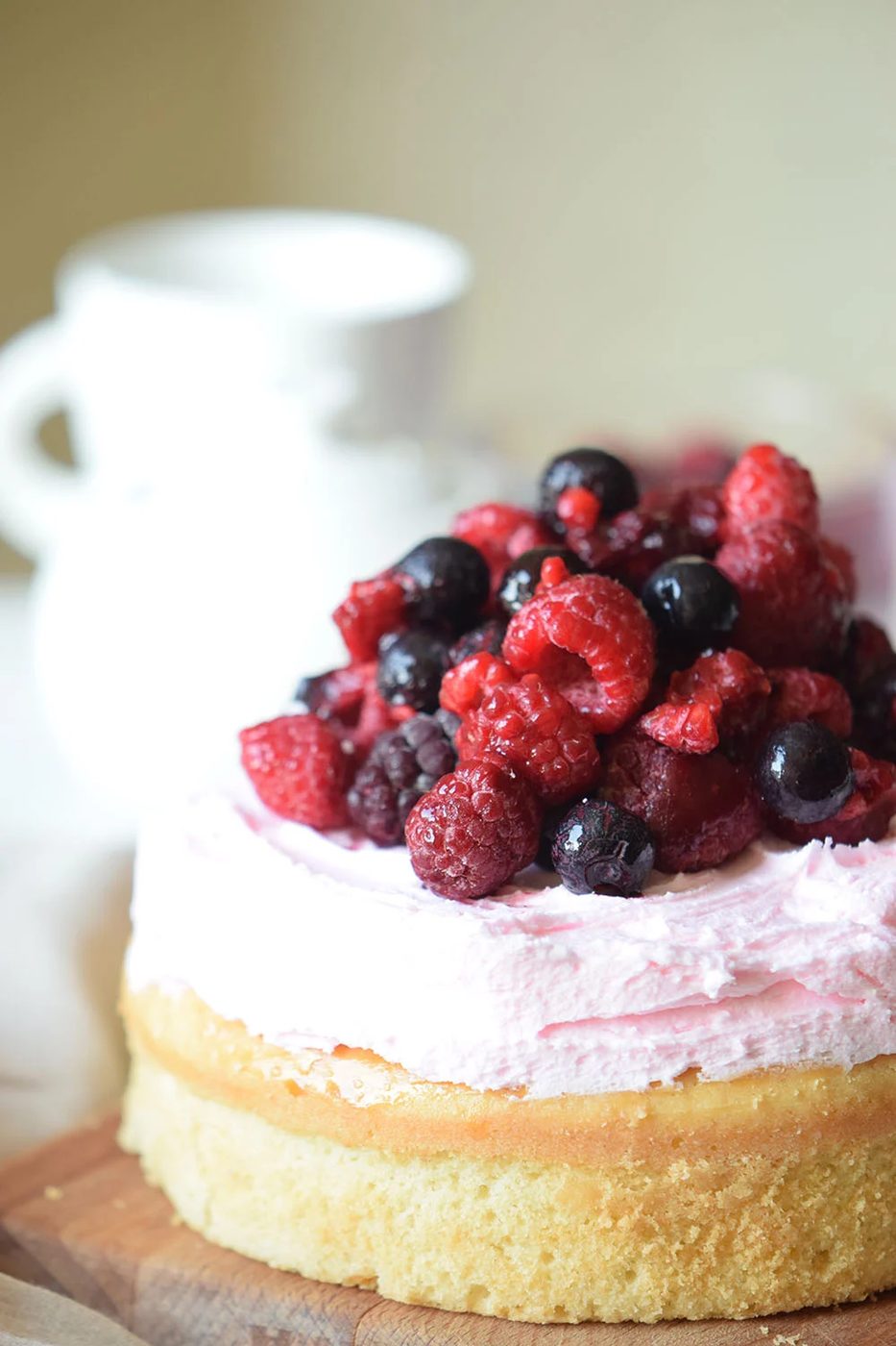 Berry Fields Cake is the well fitted summer cake, vanilla base and berry frosting all topped with some fresh berries. You'll want to make it every day