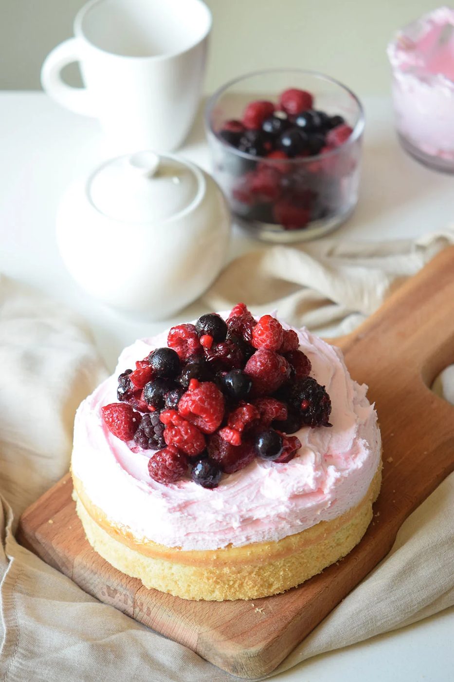 Berry Fields Cake is the well fitted summer cake, vanilla base and berry frosting all topped with some fresh berries. You'll want to make it every day