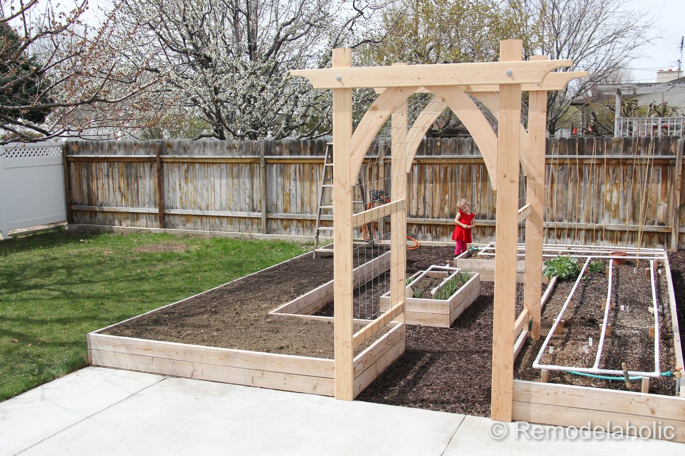 Build an Arched Handmade Garden Arbor and Plant Trellis – Woodworking Plans