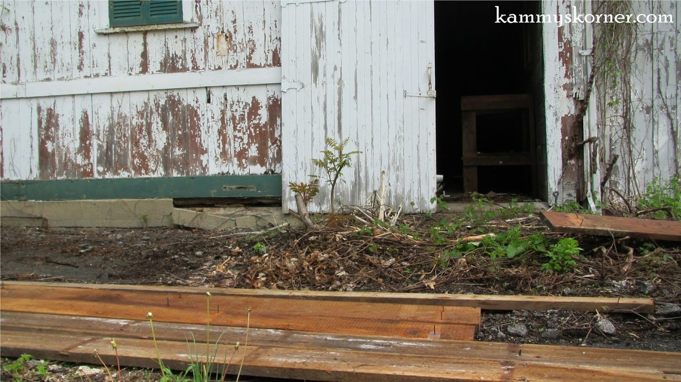 10 Barn wood recycled into dining table, by Kammy's Korner featured on @Bekob