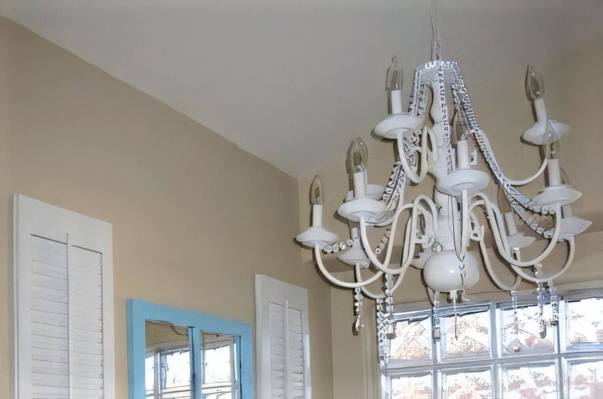 2 White Spraypainted Chandelier IMG 5724 122430