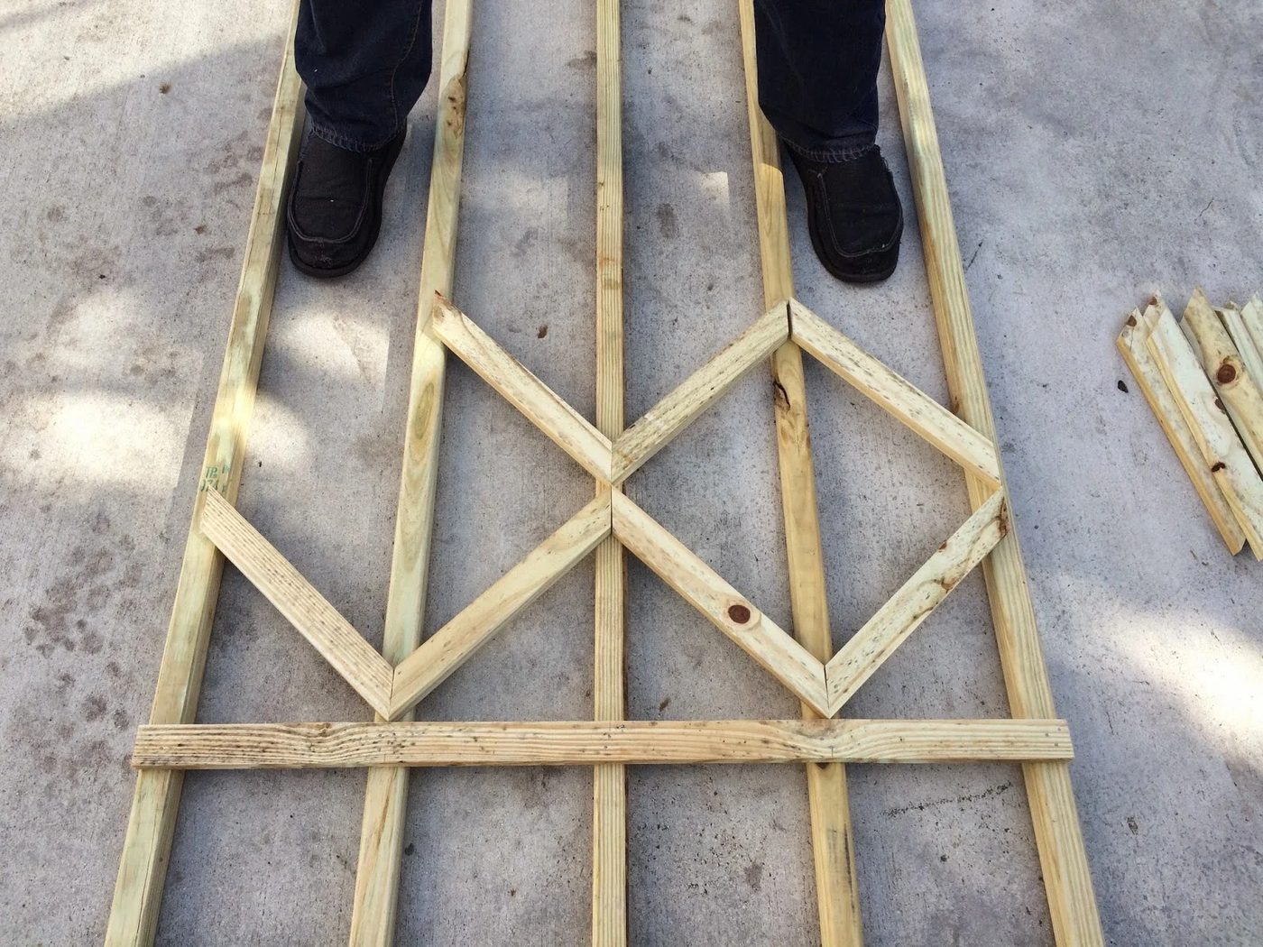 make a diamond pattern handmade lattice for the garden - Easter Avenue Co on @Bekob