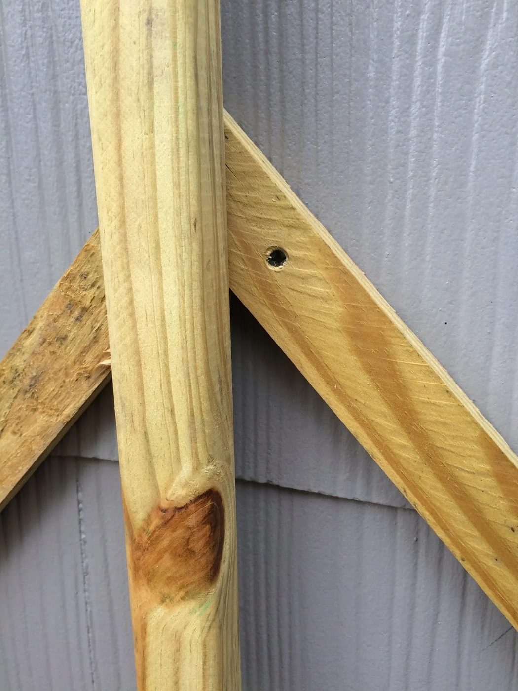 attaching a garden lattice to the house - Easter Avenue Co on @Bekob